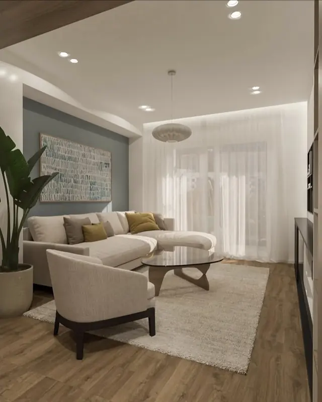 Salon lumineux avec mur d'accent bleu-gris et rideaux voilés
