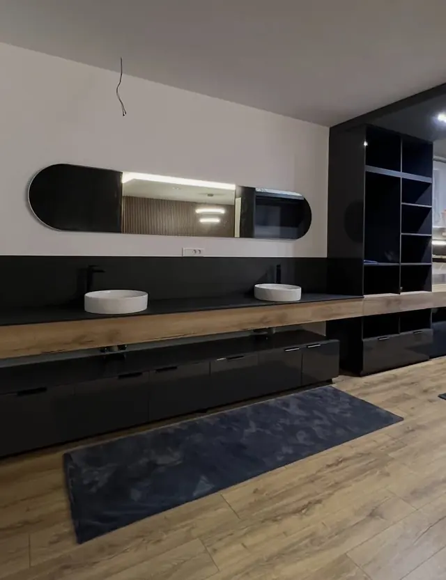 Salle d'eau moderne avec meuble vasque en bois et façades noires
