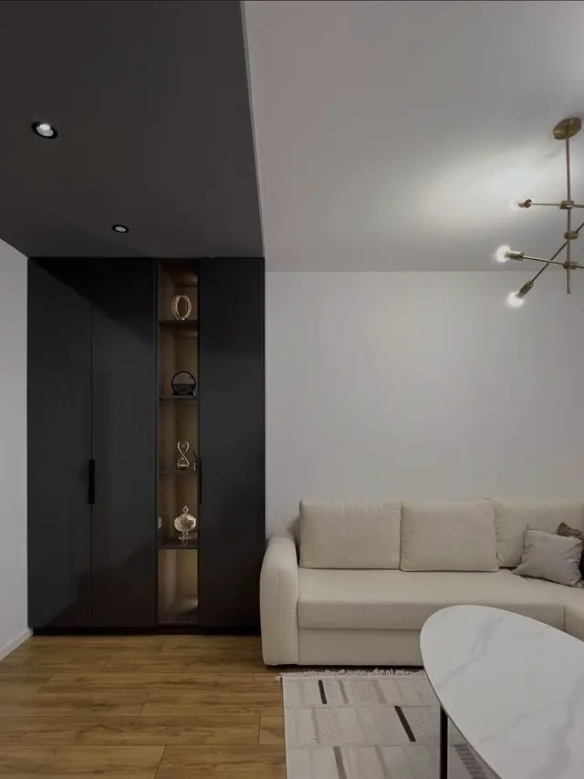 Salon avec mur anthracite et vitrine éclairée