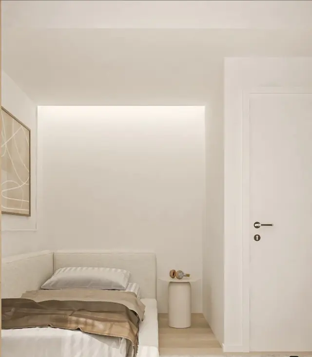 Chambre minimaliste aux murs blancs